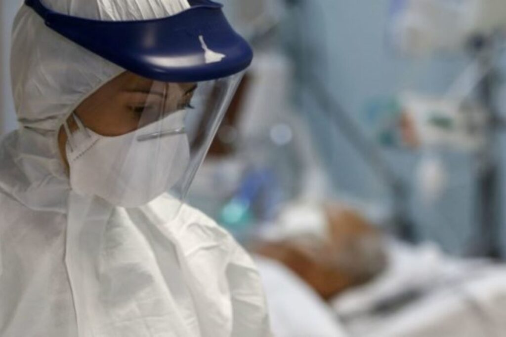 Coronavirus, la sanità italiana definanzata da dieci anni: tagliati 43mila dipendenti e i posti letto sotto la media Ue
